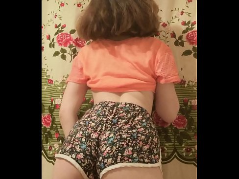 ❤️ Sexet ung babe laver en striptease ved at filme sine shorts på kamera ❌ Fucking video at da.zoomporno.ru